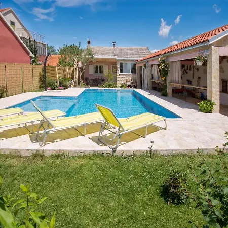 Velini Dvori Holiday home *