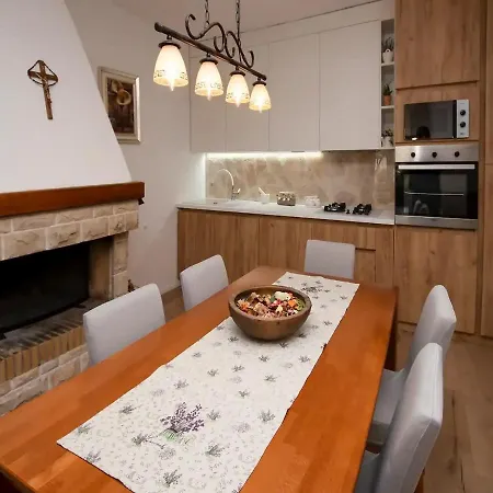 Velini Dvori Feriehus *