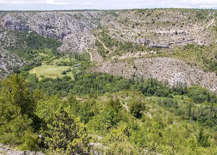 Velini Dvori Сasa de vacaciones Šibenik